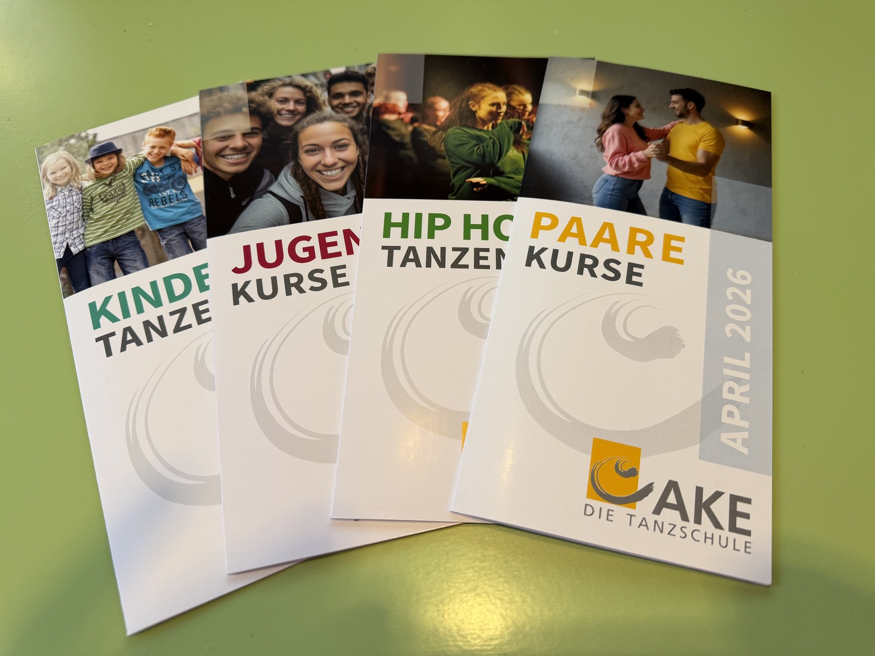Flyer-Serie für Kinder-, Jugend-, Hip-Hop- und Paarkurse der Tanzschule AKE